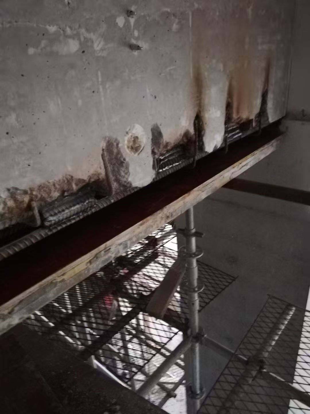 海东梁钢筋少了怎么加固